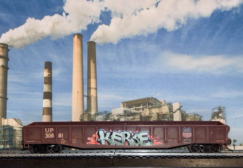 HO Con-Cor? Coche góndola Union Pacific 54' Mill hasta 30881 con carga de amarre, graffiti | Zustand: Used