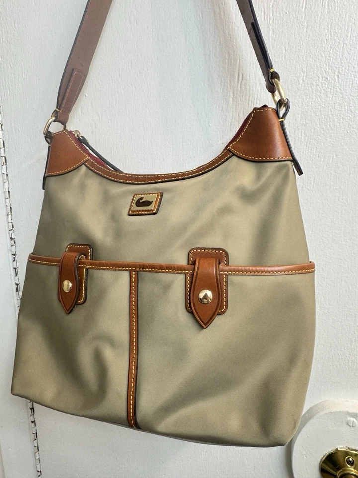 Bolso Hobo Dooney & Bourke Camden Nylon con Bolsa de Cosméticos - Bronceado Foto 2 de 4