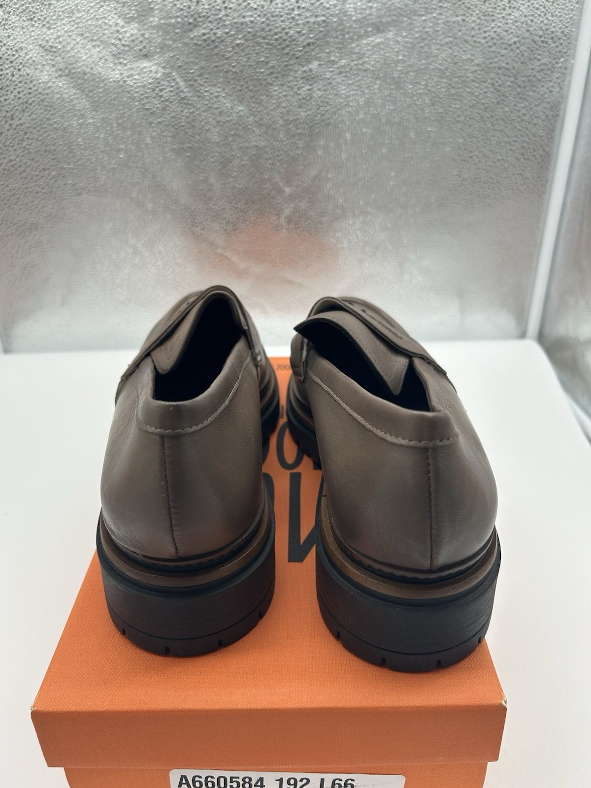 SAOLA Mocassini nuovi Miz Mooz Damian in pelle suola con borchie tortora taglia EU 41 US 9 5 10