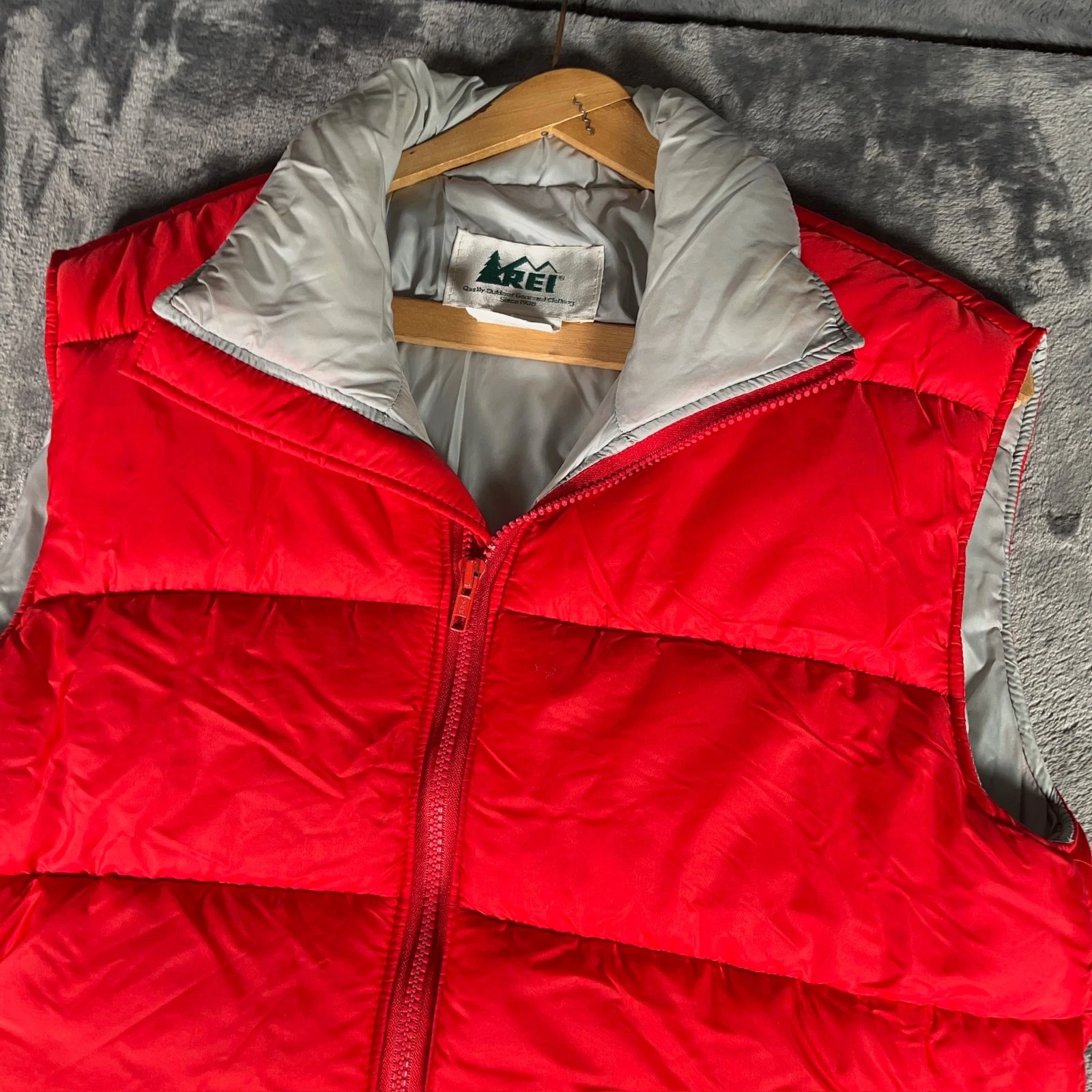 True Vintage REI Puffer Vest Men’s Small Red Gray USA Hiking Outdoor Camping 80s