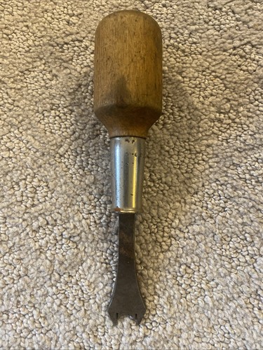 Berry’s Staple Remover Puller for Upholstery Pool Table Recover Wooden Handle 6"