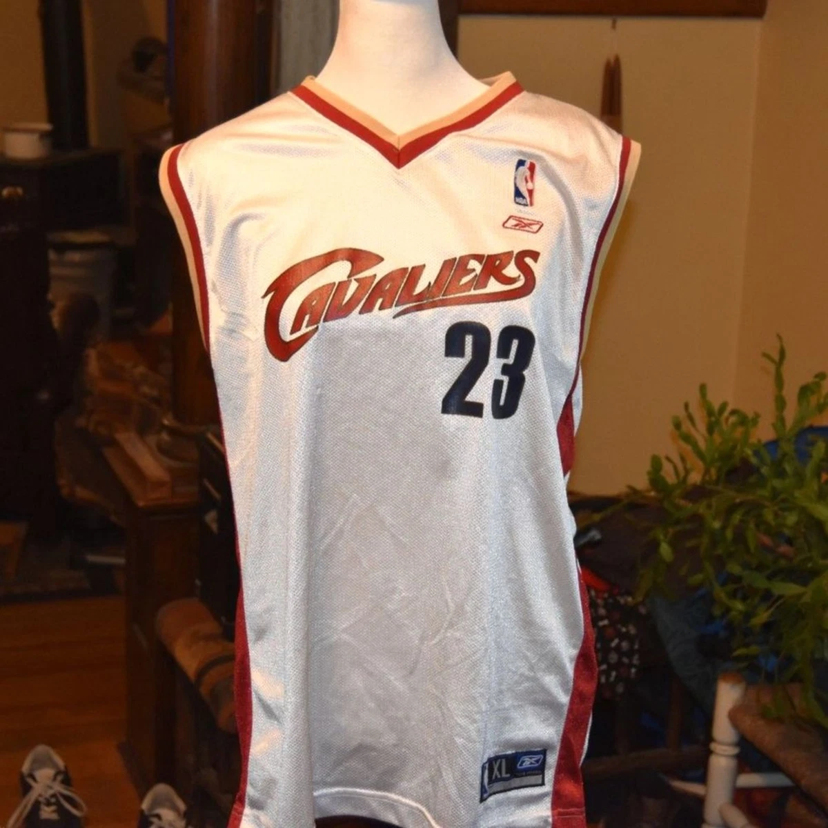 Preços baixos em Cleveland Cavaliers LeBron James NBA Camisas