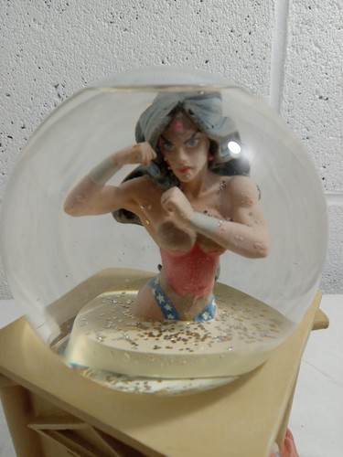 WONDER WOMAN PORCELAIN SNOWGLOBE BRUCKNER/DODSON 0978/1500 2002 DC DIRECT Damage - Picture 6 of 10