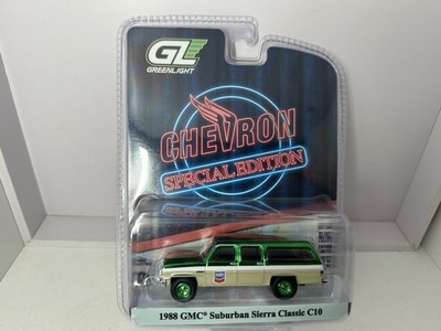 Greenlight 1:64 Chrom Green Machine Chase GMC Suburban Sierra Classic  C10