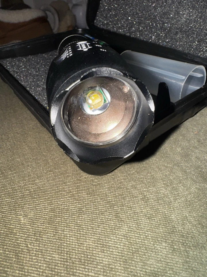 ShadowHawk X800 Tactical Flashlight Kit Zoomable LED Rechargeable Torch w/ Case - Image 4 of 4