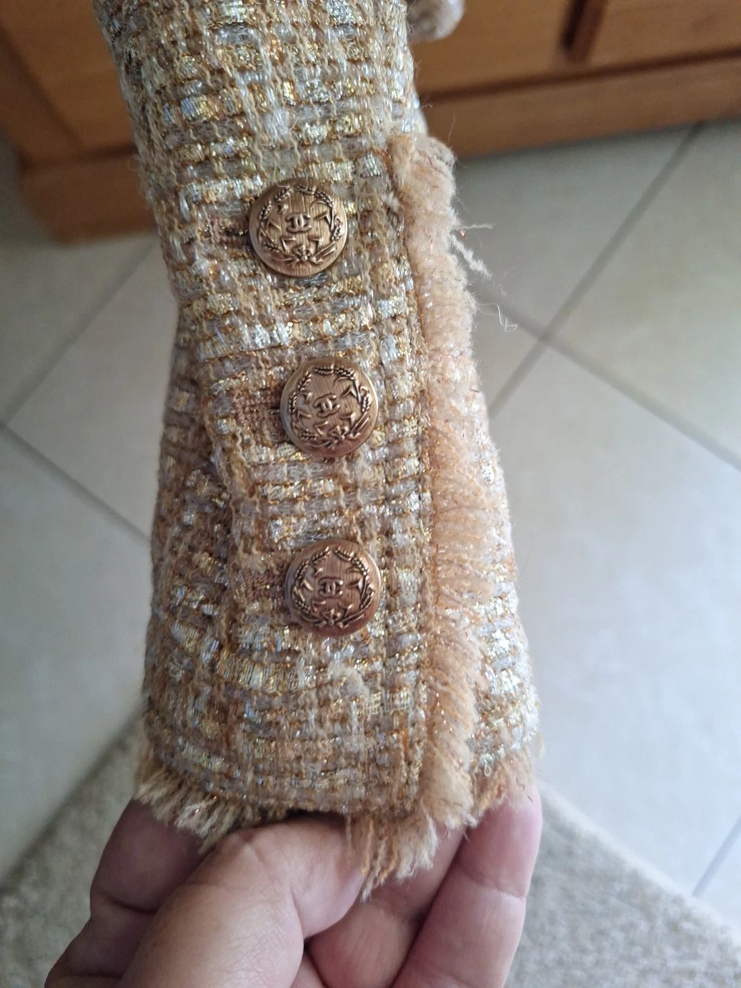 Giacca Chanel in tweed beige con chiusura a bottoni e colletto non un knock off!!