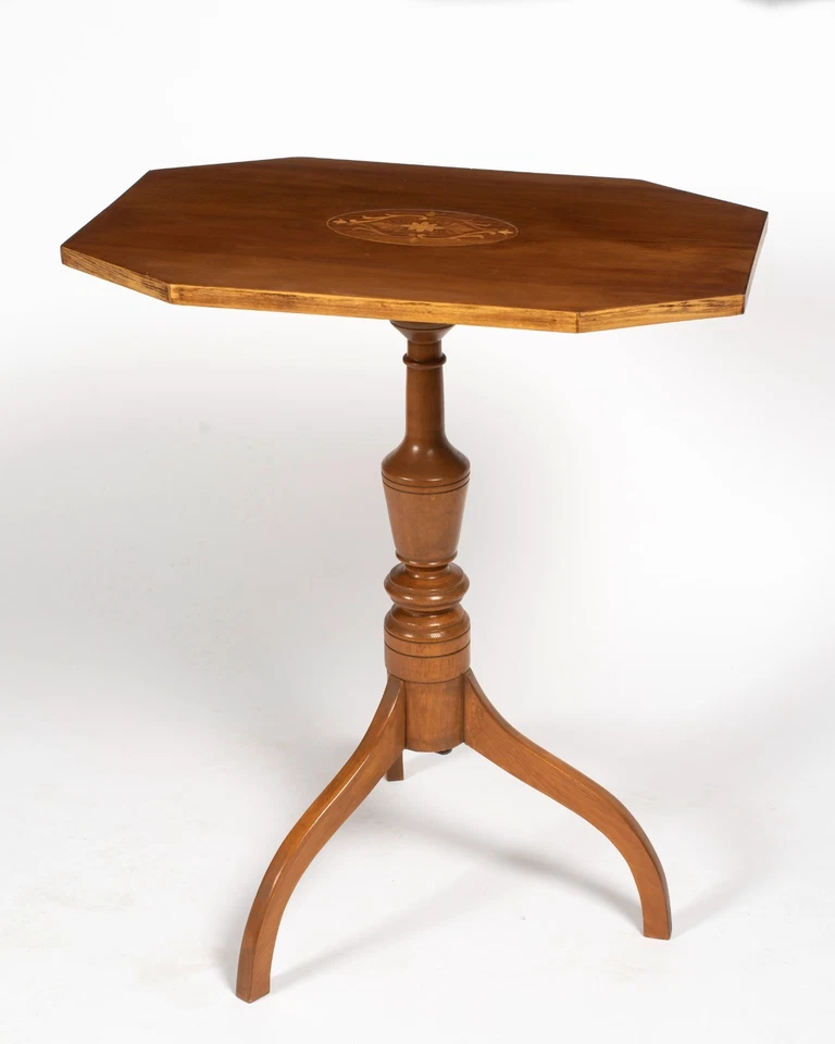 Mesa superior inclinable con incrustaciones, New Hampshire Estate Foto 3 de 4