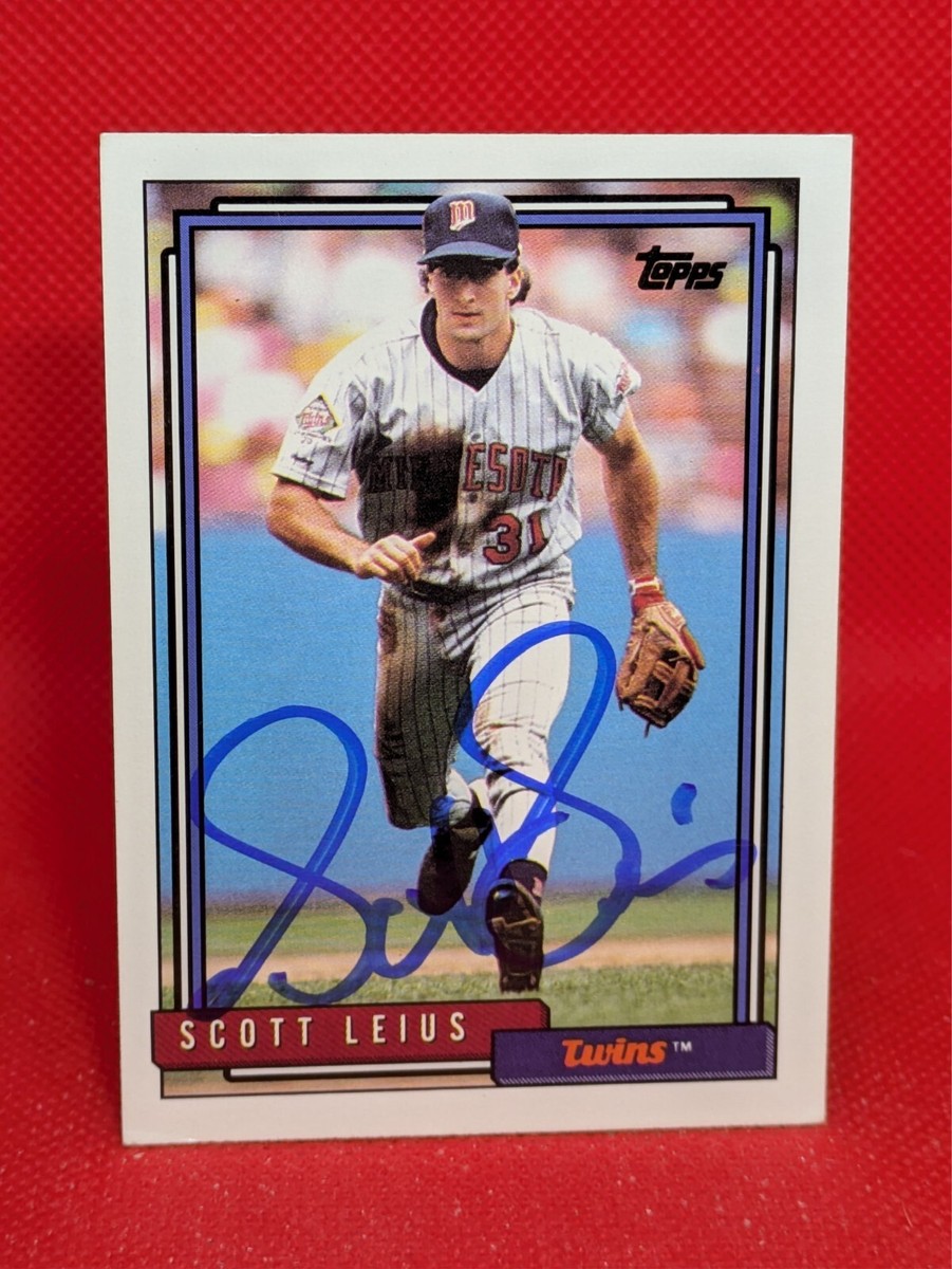AUTOGRAPH on card: Scott Leius 1992 Topps Baseball Card #74