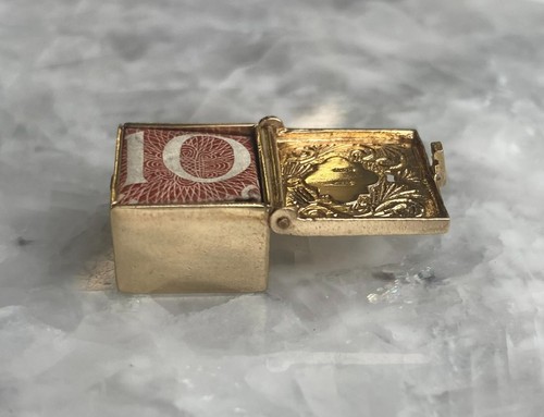 9ct Yellow Gold Charm - Vintage 10 Shilling Note Opening Safe Charm (4.8g) - Picture 8 of 16