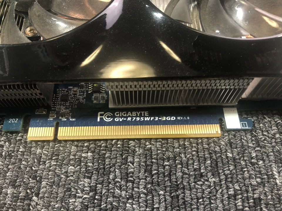 GIGABYTE Radeon HD7950 GV-R795WF3-3GD Video Graphic Card - Image 4 of 4