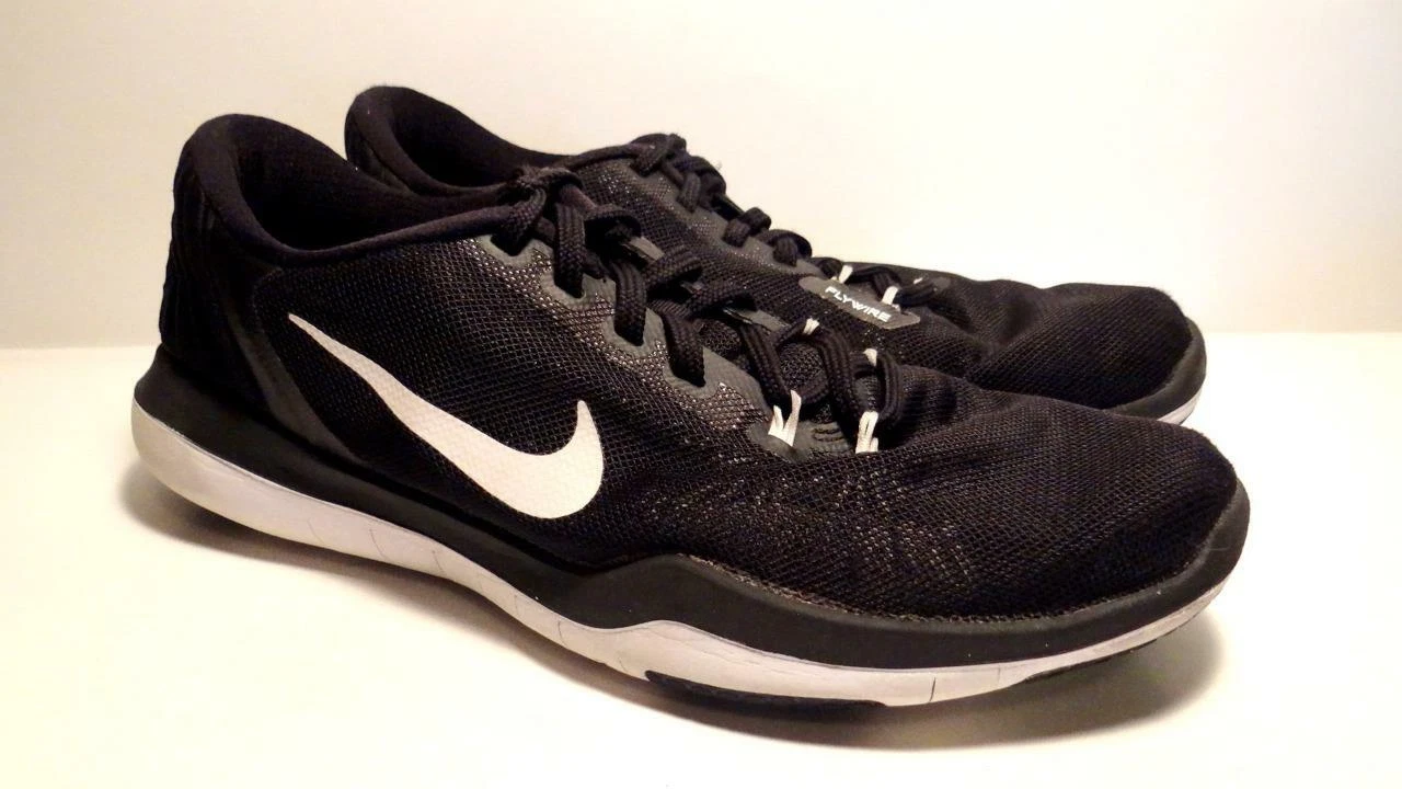 Chaussures de course à lacets noires Nike Flex Supreme TR5 852467 001 pour femme taille 10
