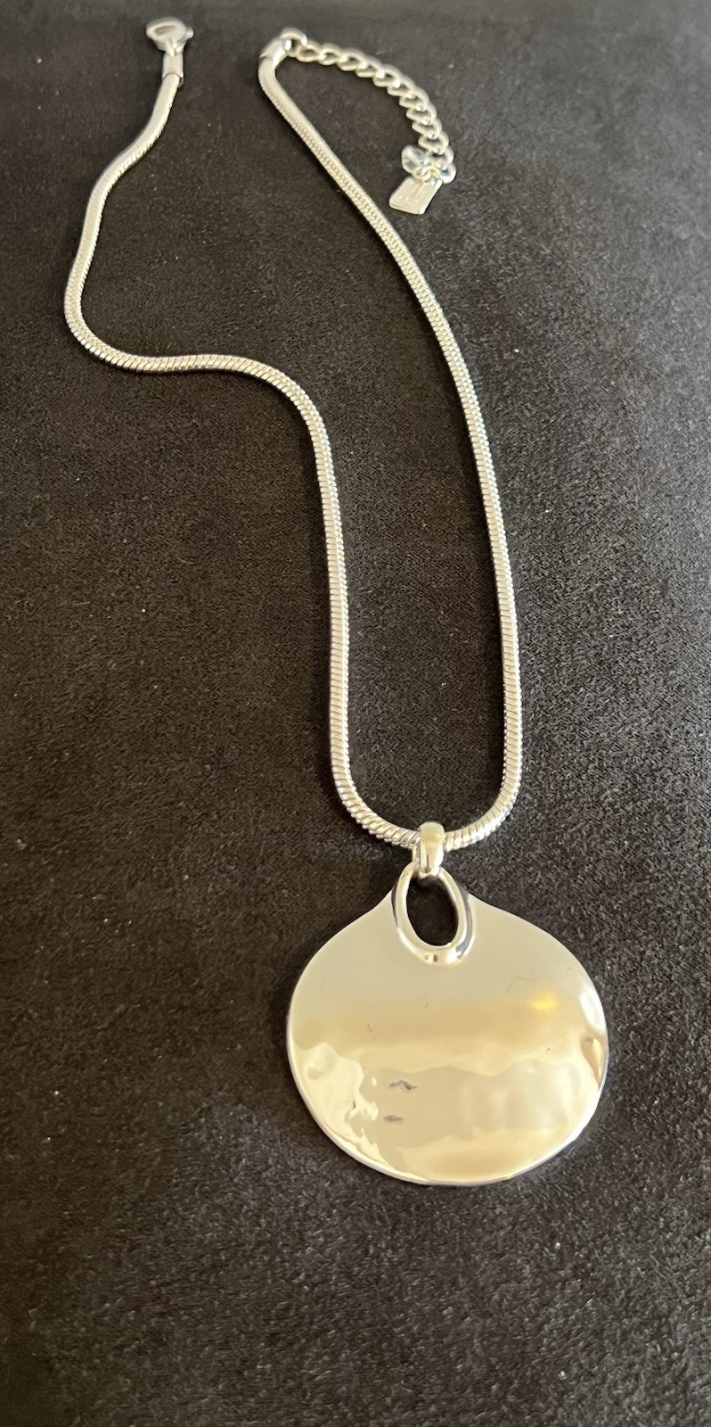 Robert Lee Morris RLM SoHo Hammered Disc Pendant Necklace Silver Tone 20” EUC thumbnail 9