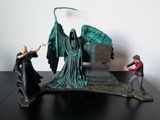 NECA Harry Potter Vs. Lord Voldemort Graveyard Duel Riddle Family Grave Diorama