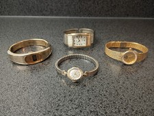 Lote de 4 relojes de moda vintage para mujer, tono dorado, *necesita baterías, sin probar*