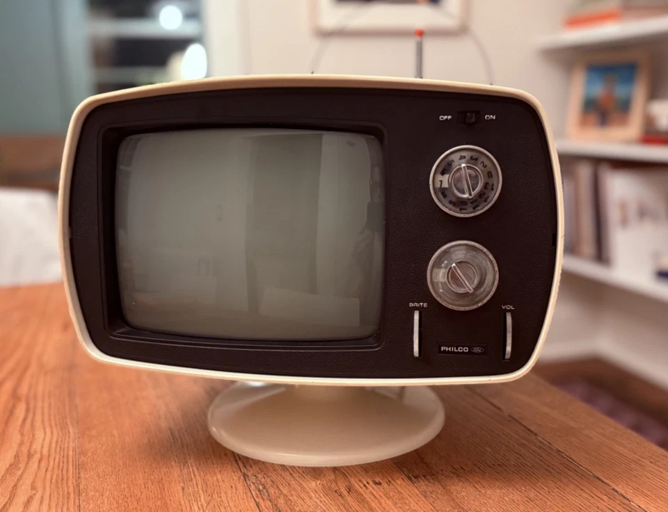 1972 Philco Trendsetter Black & White Television - B370EWH - Partially Restored - Image 4 of 4