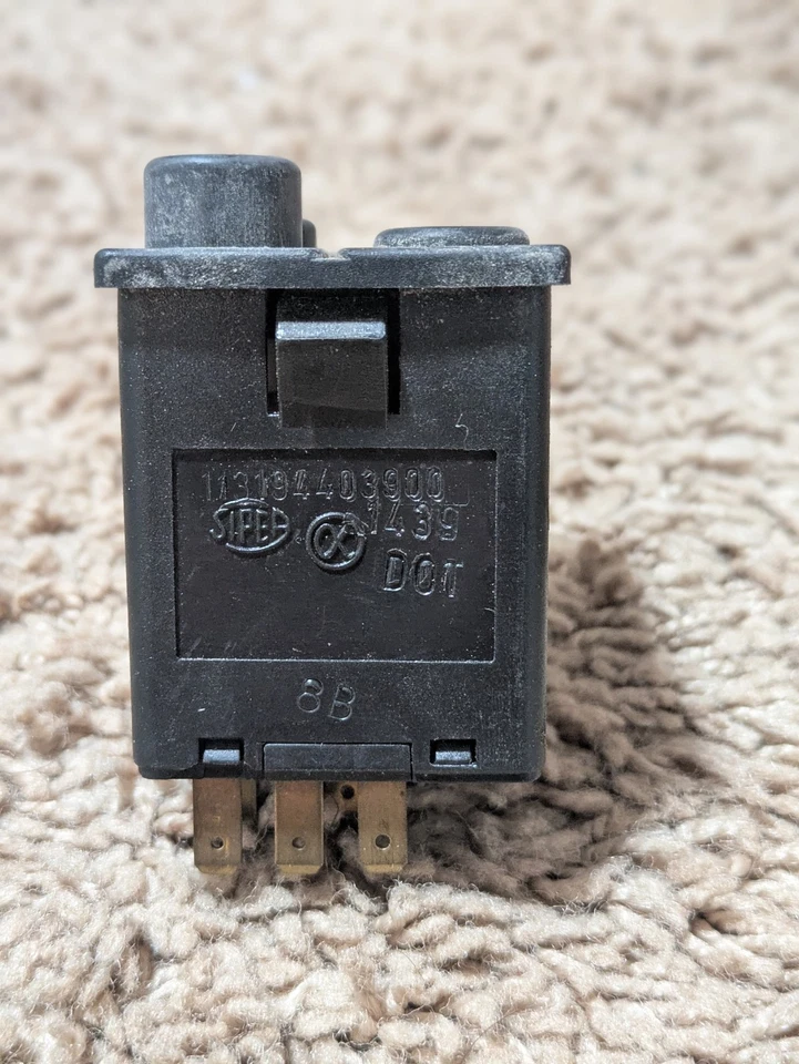 Alfa Romeo Spider 1983-94 • Interruptor de peligro de emergencia consola central OEM Foto 2 de 4