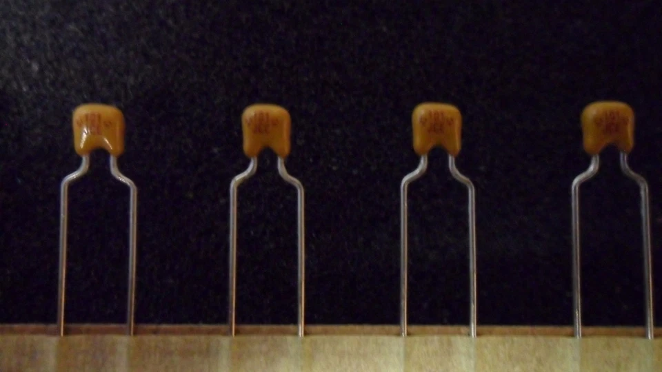 CAPACITOR 100PF 100V NP0 RADIAL CERÂMICA ATRAVÉS DO FURO (25 POR LOTE) EC04CE0101J - Imagem 3 de 3