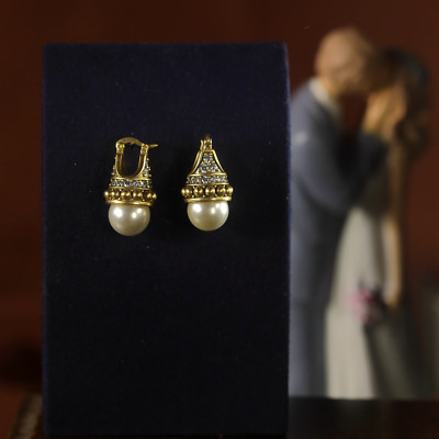 Boucles D'oreilles Dormeuses Doré Antique - Perle Blanche, Rouge Et CZ, Neuves