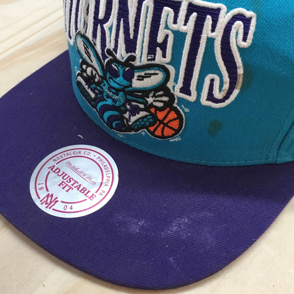 Chapéu de beisebol masculino Charlotte Hornets Mitchell & Ness azul logotipo bordado sistema operacional - Imagem 2 de 4