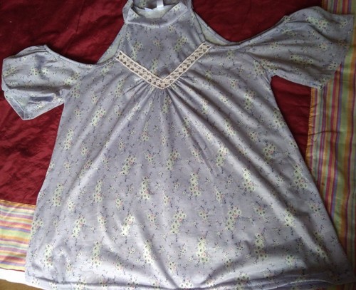 Haut femme épaules dénudées, motif fleuri sur fond bleu gris, taille 38
