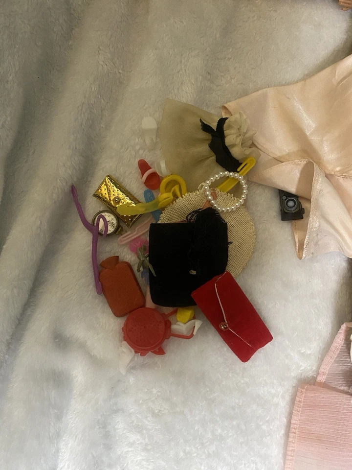 Vintage Barbie Midge Skipper 1963 Vintage Doll Case and Clothes, Accessories Lot - Image 4 of 4