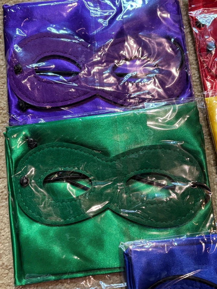 NUEVO Conjunto 14 Aula Cumpleaños Superhéroes Máscara Capa Conjunto Disfraz Foto utilería Premio Foto 3 de 4