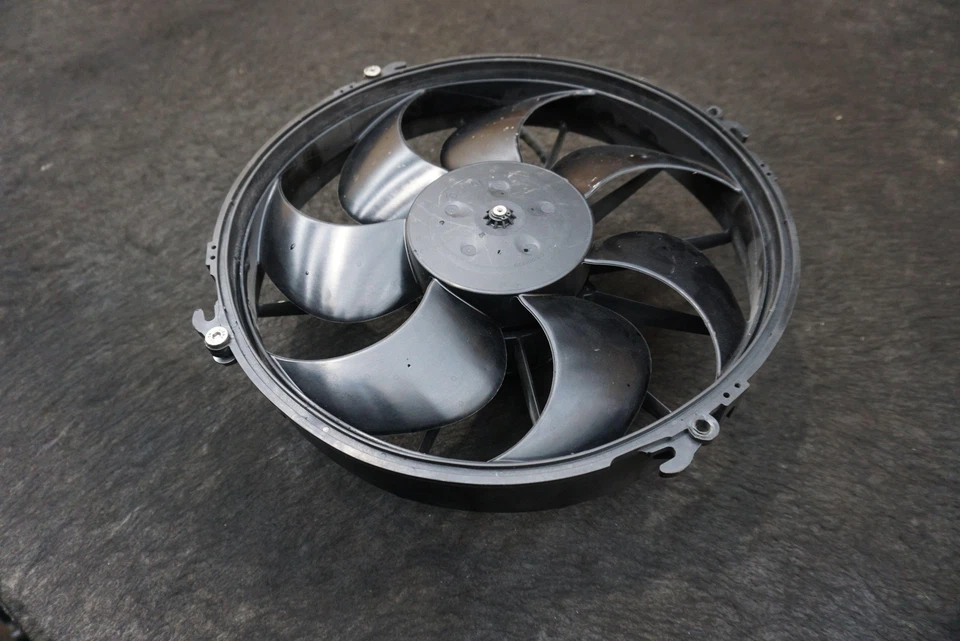 Ventilador curvo de alto rendimiento SPAL 12" 12V OEM VA01AP90 Audi R8 GT4 4S 2016-18 Foto 2 de 4