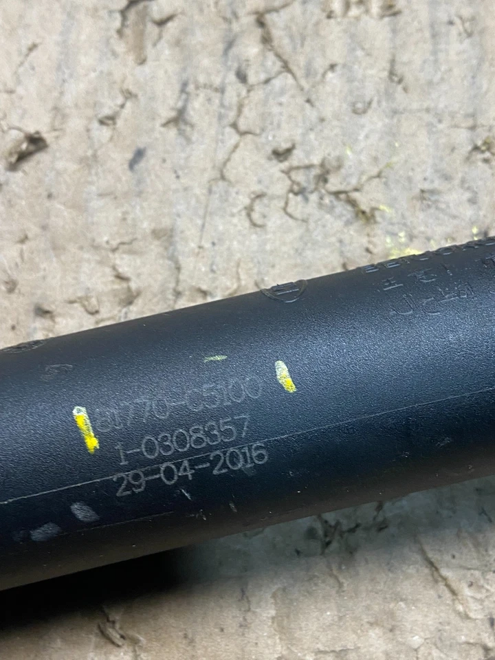 Kia Sorento 2016-2020 puerta levadiza soporte puntal eléctrico OEM T1769 DG Foto 3 de 4