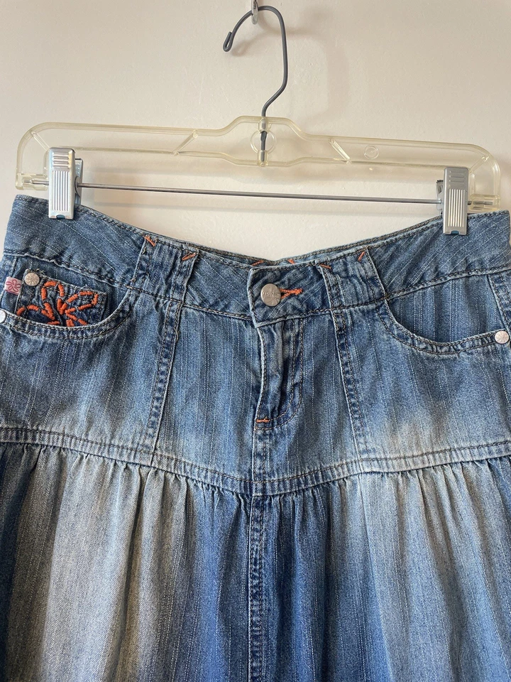 Falda de mezclilla Younique longitud media en capas indie moda antigua años 60 Fairycore vaquera Foto 2 de 4