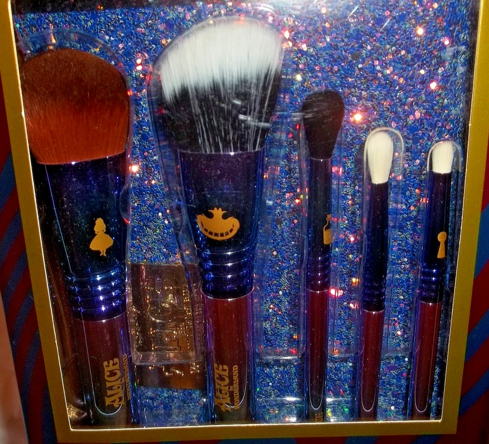 Disney + Sigma Alice nel Paese delle Meraviglie Set 5 Pezzi Pennelli Full Size + Borsa NUOVO SPEDIZIONE VELOCE - Immagine 3 di 4