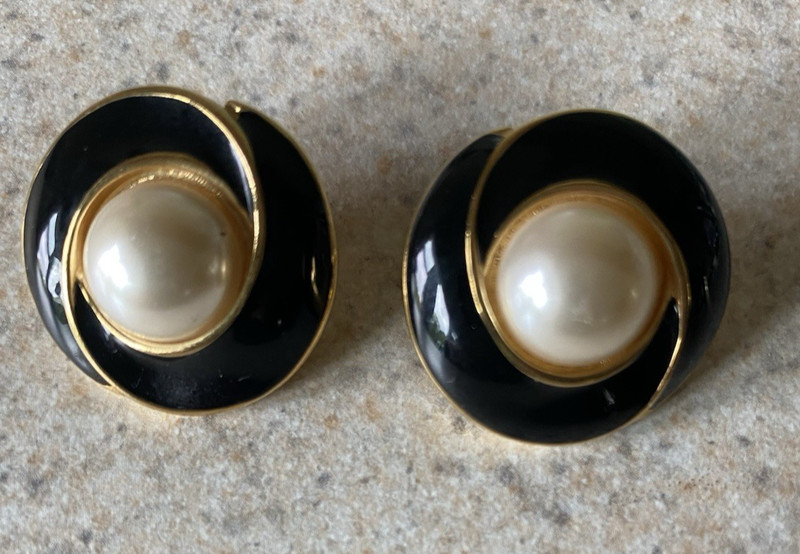 VINTAGE SIGNED NAPIER BLACK WITH A FAUX PEARL CENTER PIERCED EARRINGS