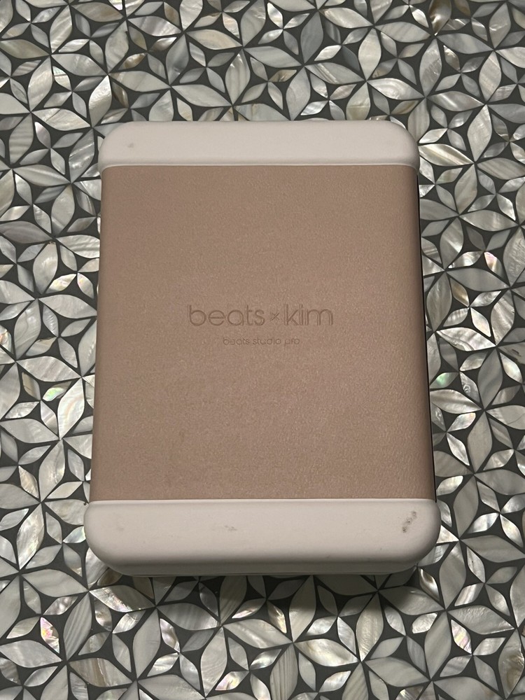 Beats Studio Pro Beats X Kim Kardashian. “Moon”Color. 🎄