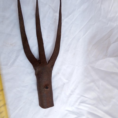 ERSTAUNLICHER ANTIKER SPEERKOPF URALTE HANDGESCHMIEDETE HARPUNE GLADIATOR WAFFE DREIZACK - Bild 4 von 15