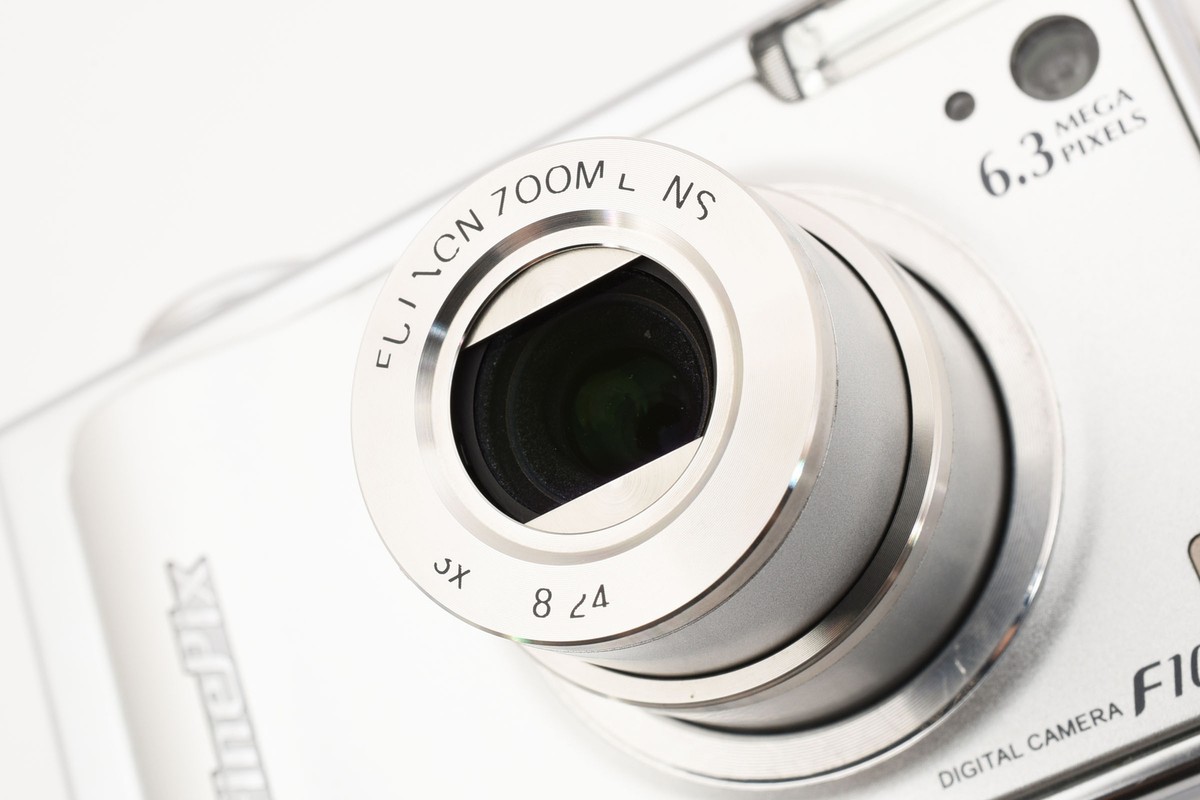 Fujifilm FinePix F10 6.3MP Compact Digital Camera From Japan Fujifilm FinePix F10 6.3MP Compact Digital Camera From Japan