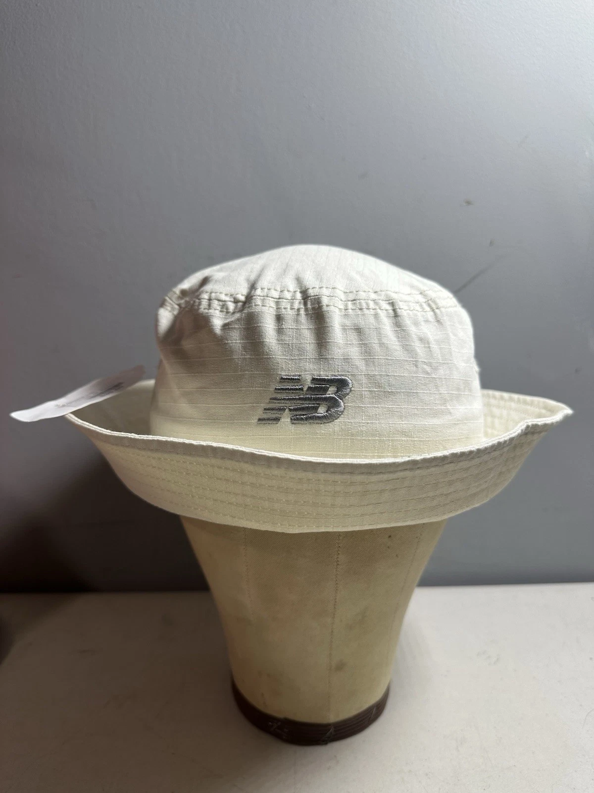 New Balance Flying Bucket Hat Size S/M Cream W/Silver Logo Sun Protection BNWT
