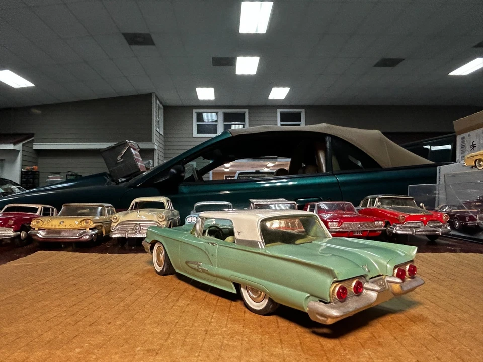 Vintage AMT 1959 Ford Thunderbird Dealer Promo Model Car 1:25 Scale W/ Case - Image 3 of 4