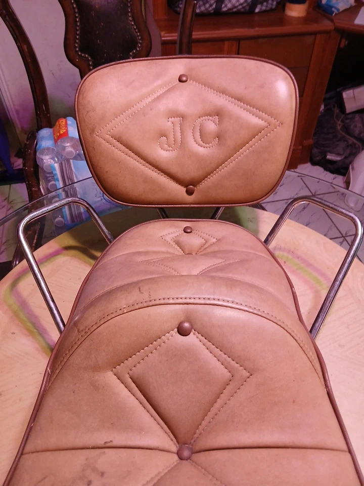 Asiento de turismo Harley Davidson eléctrico deslizante en color marrón oscuro y tostado... Foto 2 de 4