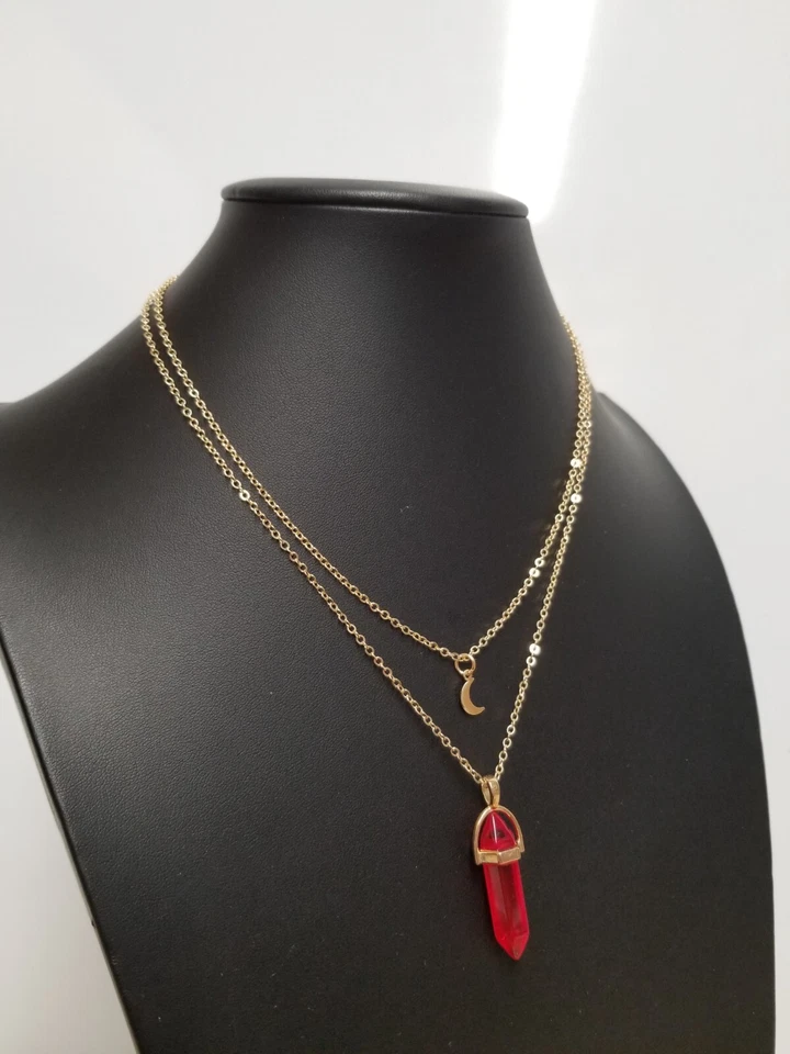 Collar en capas con colgante de cristal de cornalina roja y luna creciente tono dorado Foto 2 de 4