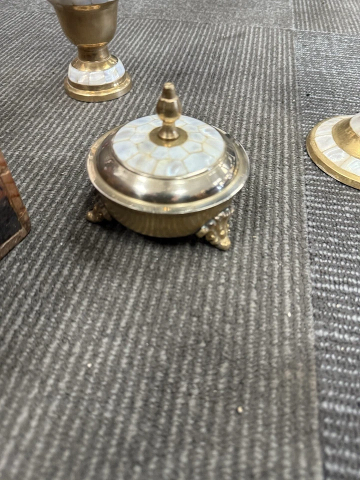 Latón indio vintage con incrustaciones de madreperla Foto 3 de 4