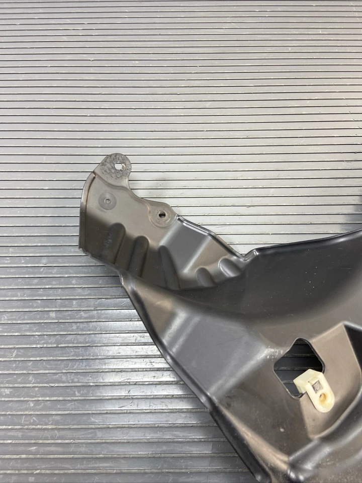 BMW M850i G16 2020-2024 panel de ajuste trasero izquierdo debajo de la carrocería OEM Foto 4 de 4