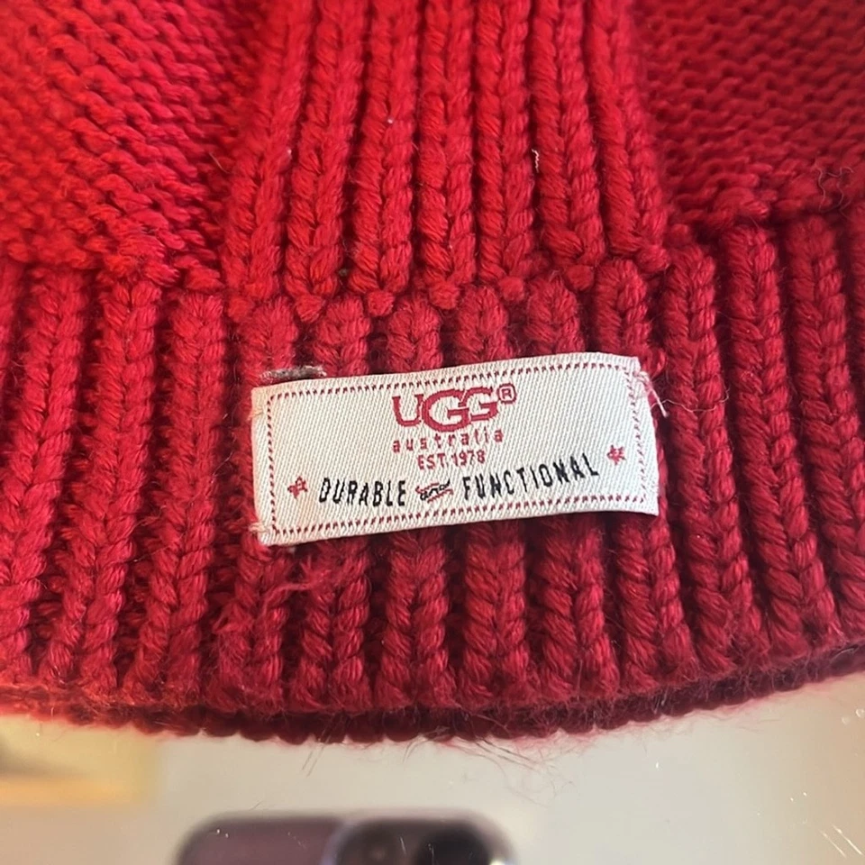 Sombrero tejido rojo vibrante UGG para niños con pompón 2-4 años Foto 2 de 4
