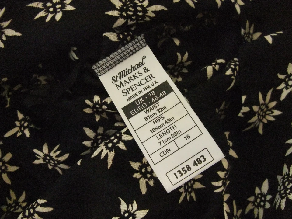 Ladies Skirt St.Michael M&S waist 32" black floral pull-on, pleated front 8080 - Image 3 of 3