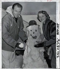1957 Press Photo Miss USA Carlene Johnson & Fiance Lawrence Drake Make Snowman