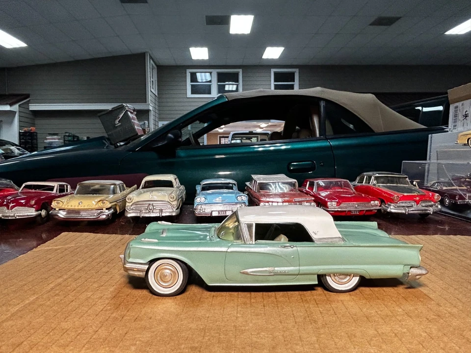 Vintage AMT 1959 Ford Thunderbird Dealer Promo Model Car 1:25 Scale W/ Case - Image 2 of 4