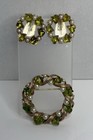 Vintage Unsigned Goldtone Green Glass Pearl Brooch Clip On Earrings Married Set — photo 1