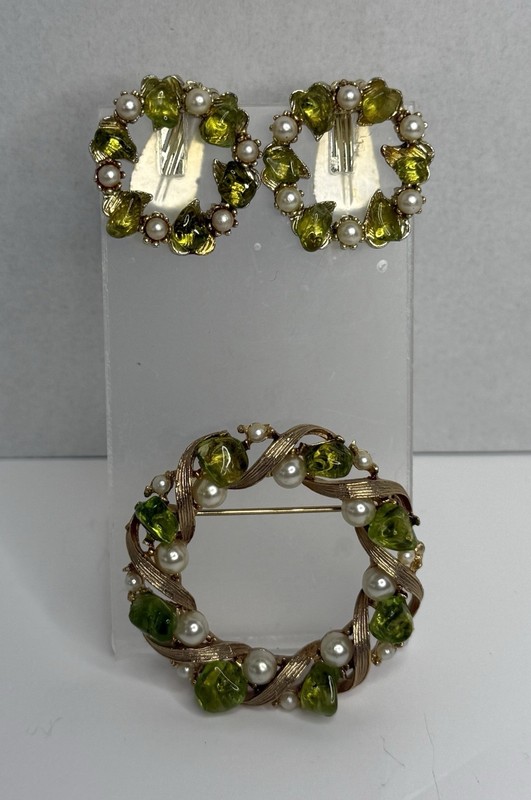 Vintage Unsigned Goldtone Green Glass Pearl Brooch Clip On Earrings Married Set