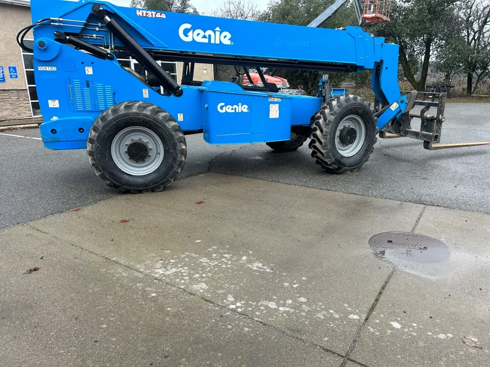 MANIPULADOR TELESCÓPICO GENIE GTH-1056 / ELEVADOR DE ALCANCE Foto 2 de 4