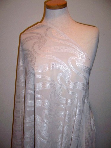 DESIGNER JACQUARD WUNDERSCHÖNER HELLBEIGER VISKOSESTOFF MIT ROLLEN BEZOGEN 3,88 YD - Bild 2 von 4