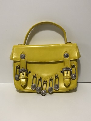 bolsa with safety pin handle