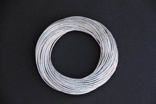 Brazalete múltiple corte diamante tono plateado brillante - Imagen 2 de 2